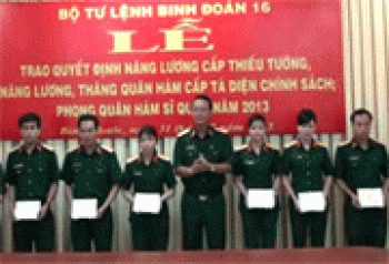 Nâng lương, thăng quân hàm cho các sĩ quan