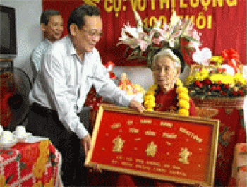 Lãnh đạo tỉnh thăm, tặng quà các cụ cao tuổi