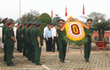 Viếng các anh hùng, liệt sĩ nhân kỷ niệm 68 năm cách mạng tháng Tám và Quốc khánh 2/9