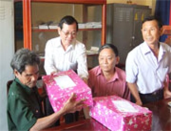 Tặng quà tri ân các thương bệnh binh, gia đình có công