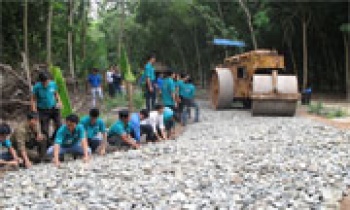 Thanh niên tình nguyện tham gia làm đường nông thôn mới xã Minh Thành
