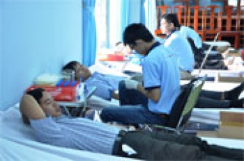 Hiến máu tình nguyện, bàn giao công trình thanh niên