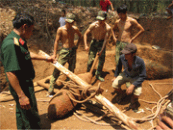 Ban Công binh khai quật thành công 2 quả bom cỡ lớn