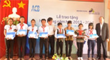 Trao 50 suất học bổng học sinh nghèo hiếu học
