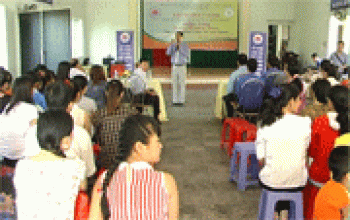 Công nhân học kỹ năng làm việc tập thể và tinh thần đồng đội