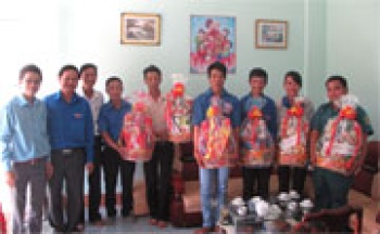 Tặng quà tết cho cán bộ đoàn – hội tiêu biểu, khó khăn