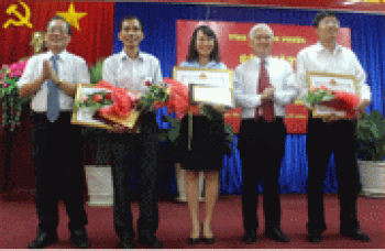 Tuyên dương 3 tiến sĩ, 30 thạc sĩ tốt nghiệp loại xuất sắc