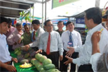 Khai mạc hội chợ trái cây và hàng nông sản tỉnh lần thứ nhất