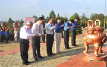 Đoàn viên thanh niên dâng hương hoa tri ân các anh hùng liệt sĩ