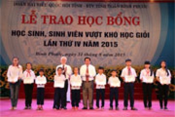 Trao 372 suất học bổng “học sinh, sinh viên vượt khó học giỏi” năm 2015