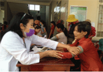 Khám bệnh, phát thuốc miễn phí cho phụ nữ nghèo Bù Gia Mập