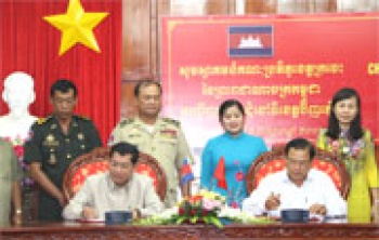 Ký biên bản ghi nhớ nâng cấp cặp cửa khẩu phụ Tân Tiến - Chay Kh’Leng lên cửa khẩu chính