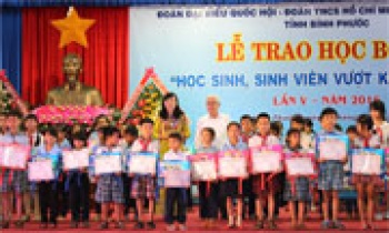Trao học bổng cho 374 học sinh, sinh viên nghèo vượt khó học giỏi