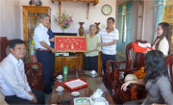 Thăm và chúc thọ các cụ nhân Ngày quốc tế Người cao tuổi