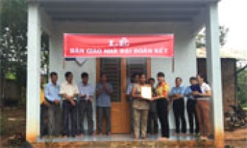 Lộc Ninh: Trao 2 căn nhà “đại đoàn kết”