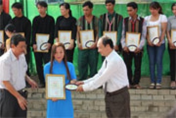 Tuyên dương 54 công nhân đồng bào dân tộc thiểu số tiêu biểu
