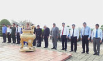 Dâng hương tưởng nhớ các anh hùng liệt sĩ nhân kỷ niệm Ngày giải phóng miền Nam