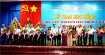 Trao 520 suất học bổng “HSSV vượt khó học tốt” lần thứ 6