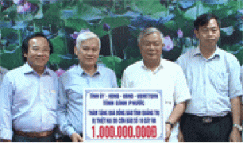 Lãnh đạo tỉnh thăm, trao tiền hỗ trợ đồng bào các tỉnh bị thiệt hại do bão số 10