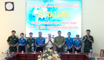 Trao 600 điện thoại cho thanh niên tình nguyện hỗ trợ dịch vụ công trực tuyến