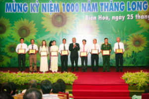 제 9차 동나이성 당의 지부 대회의 성공 축하를 위한 미팅: * 동나이성 인민위원회는 락홍(Lac Hong) 대학교의 Robocon 팀에 상장을 수여/ * 2개의 단체는 대회를 위한 전시회에서 금상을 수상