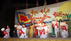 ２０１０年に第８回元宵節に詩の祭りの日は多くの人をひきつけた。