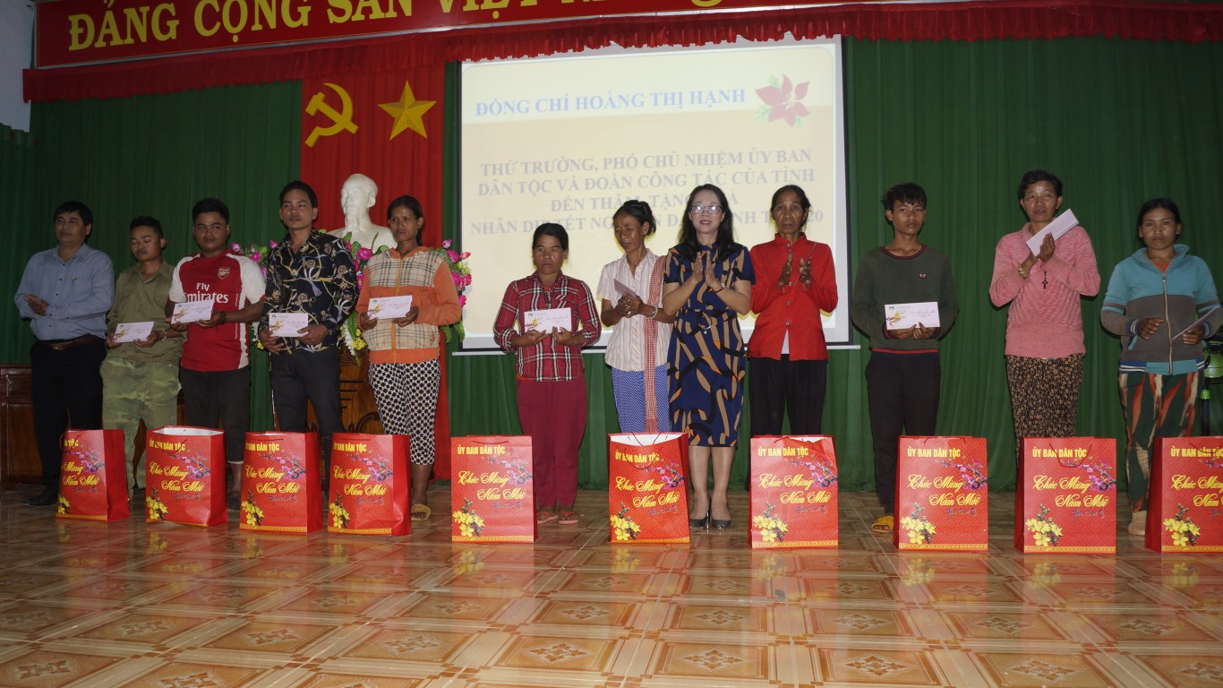 Thứ trưởng, Phó Chủ nhiệm UBDT Hoàng Thị Hạnh: Thăm và chúc Tết tại Bình Phước