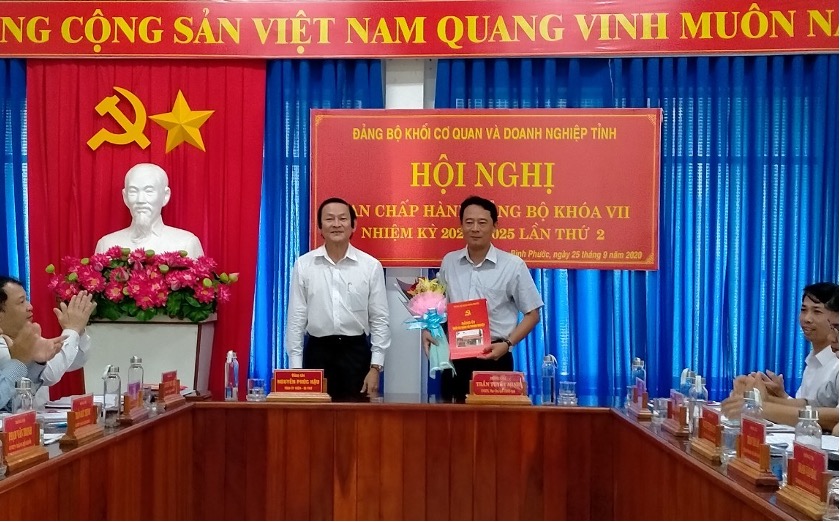 Trao  Quyết  định chỉ định Bí Thư Chi bộ Ban Dân tộc tỉnh