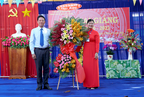 Ban Dân tộc tỉnh thăm, chúc mừng lễ khai giảng năm học 2020 - 2021 tại các trường DTNT trên địa bàn  tỉnh