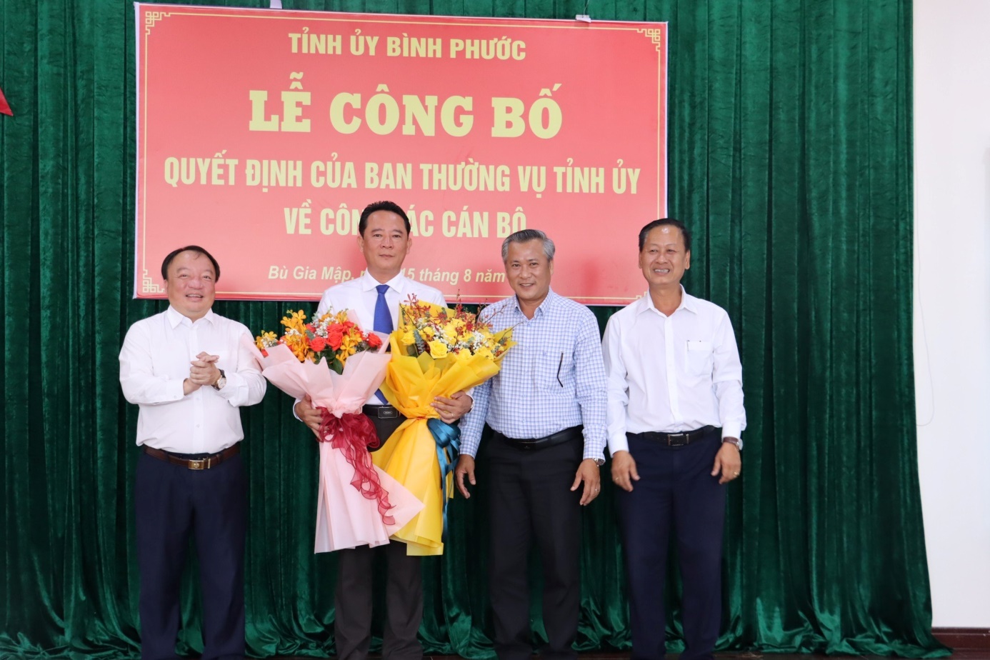Ban Thường vụ Huyện ủy Bù Gia Mập tặng hoa chúc mừng tân Bí thư Huyện ủy Lý Trọng Nhân