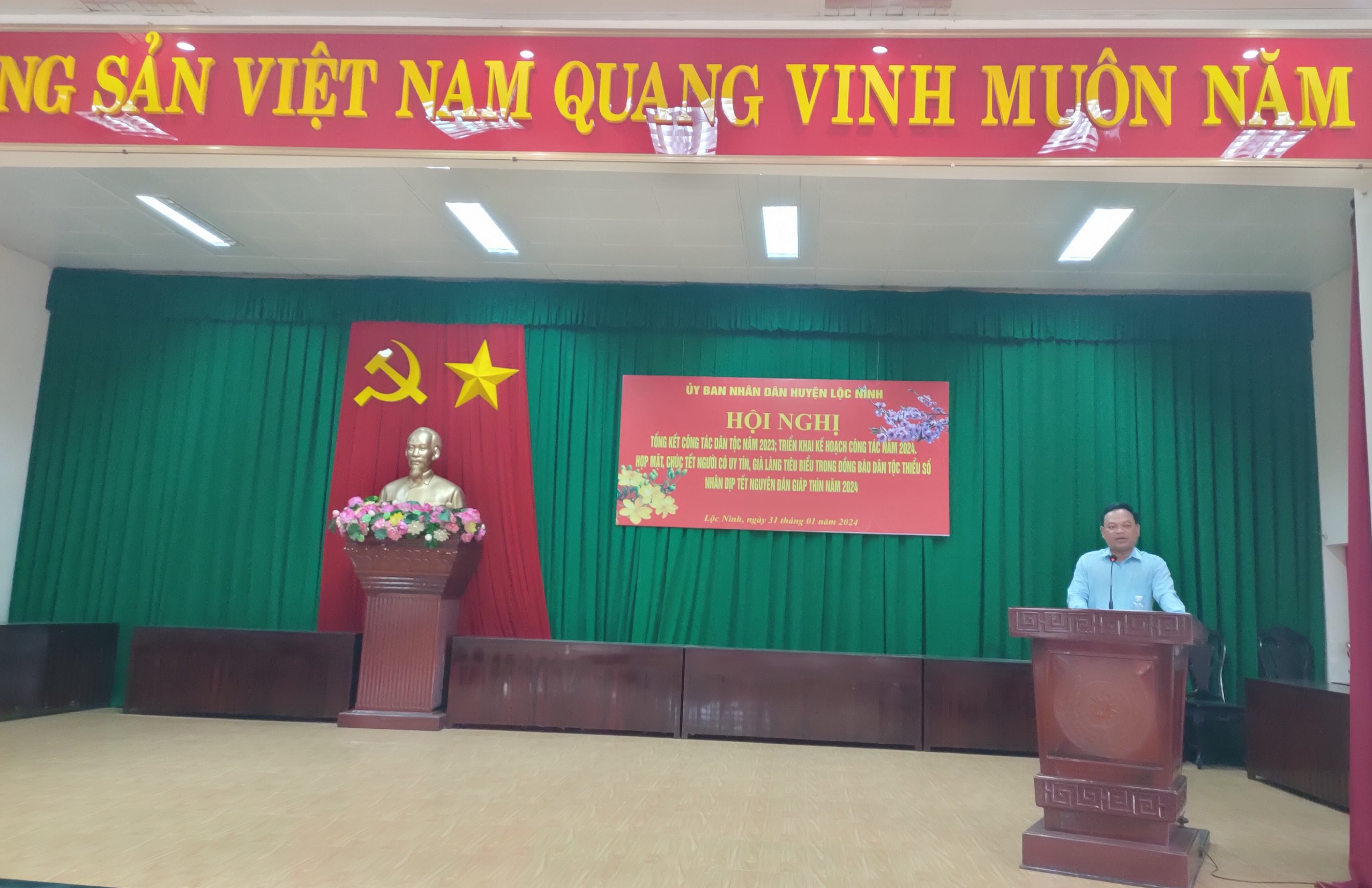 Thăm chúc tết Già làng, Người có uy tín trong đồng bào DTTS