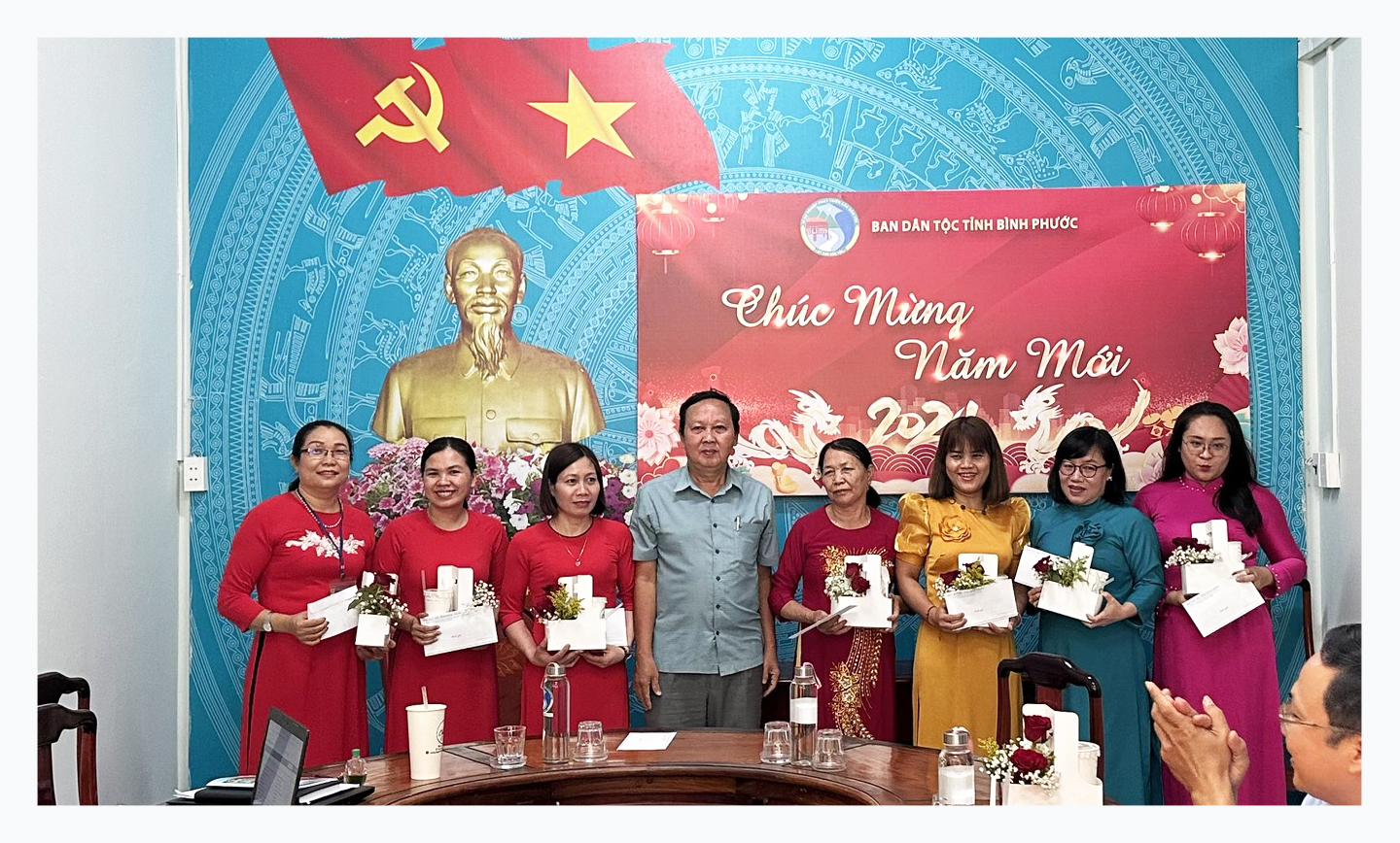 tập thể nhận quà