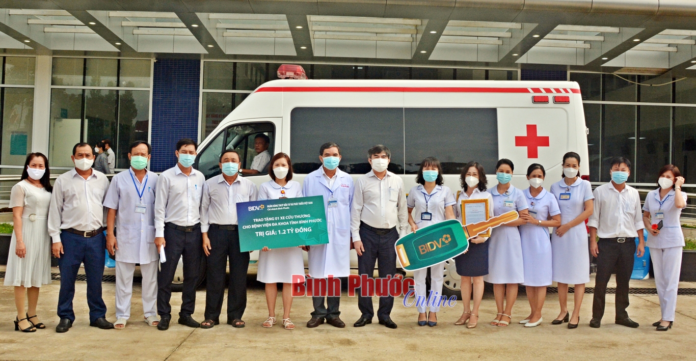 ban lanh dao bidv bp cung lanh dao bvdk chup hinh ky niem ben chiec xe duoc tang 11330927052022