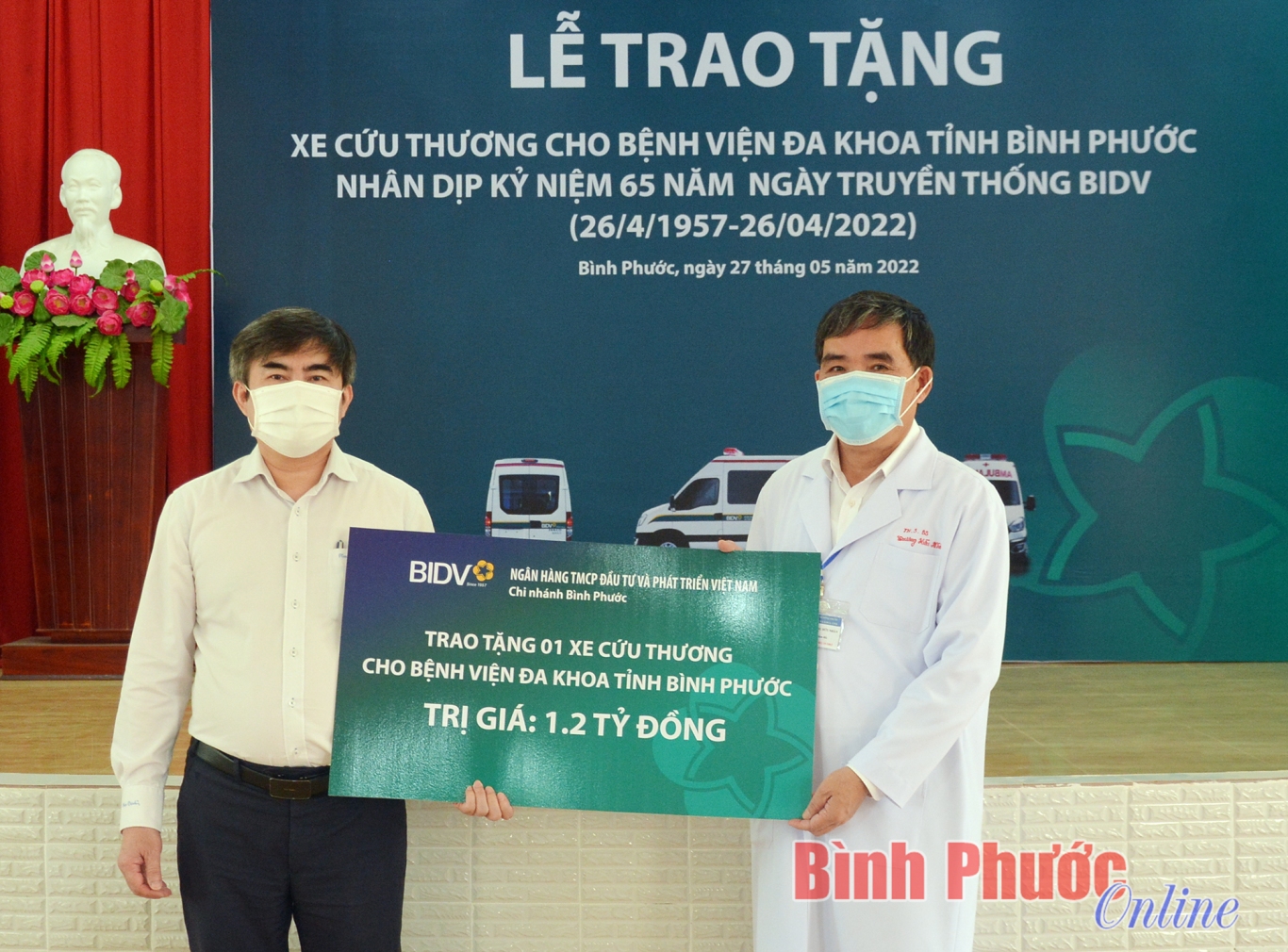 lanh dao bidv bp trao bieu trung tang xe tri gia 1 11333227052022