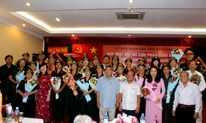 Doi nu phao binh