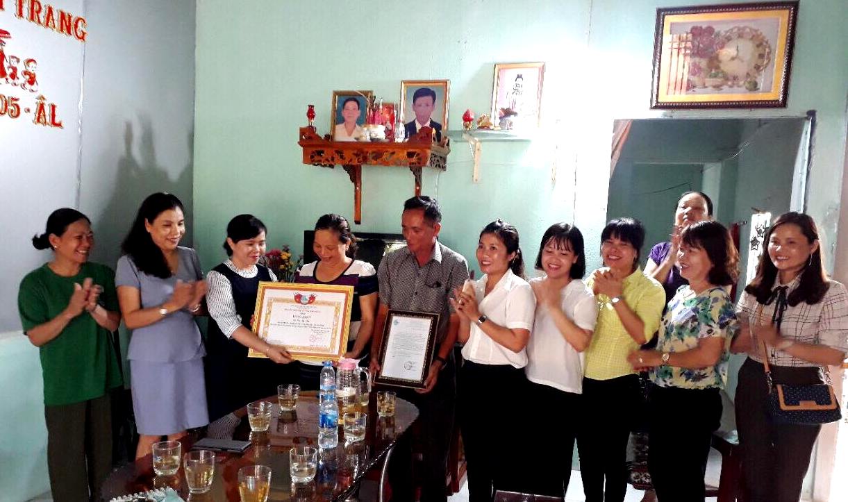 Tang bang khen cho ba Ta Thi Lien