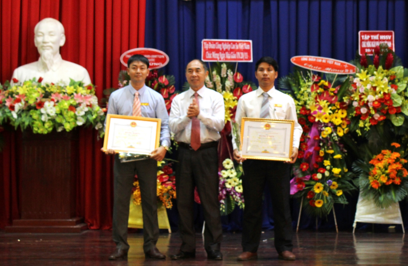 Tang bang khen cho ca nhan truong CDNVCS BP