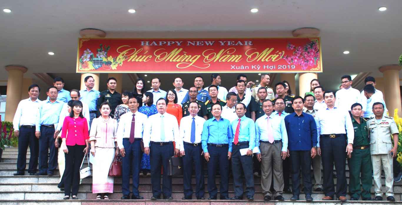 doan cac tinh campuchia sang chuc tet