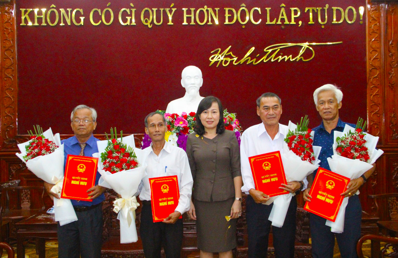 lanh dao nghi huu