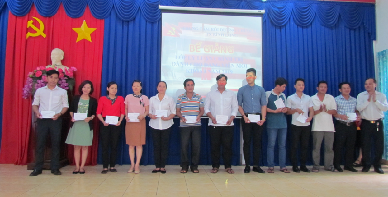 binh long trao giay chung nhan cho dang vien moi