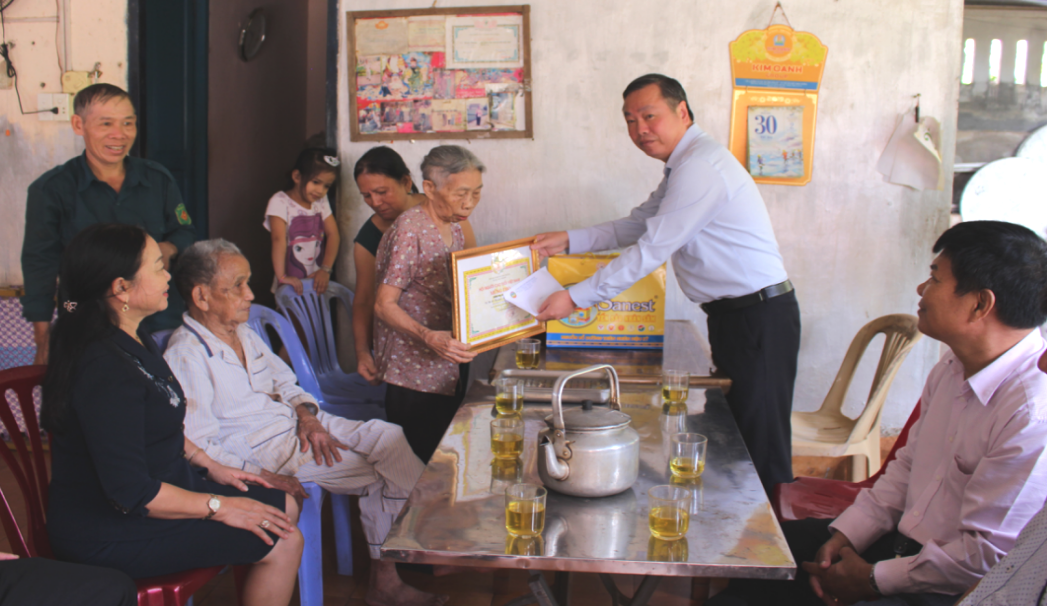 pct huynh anh minh tang qua nguoi cao tuoi