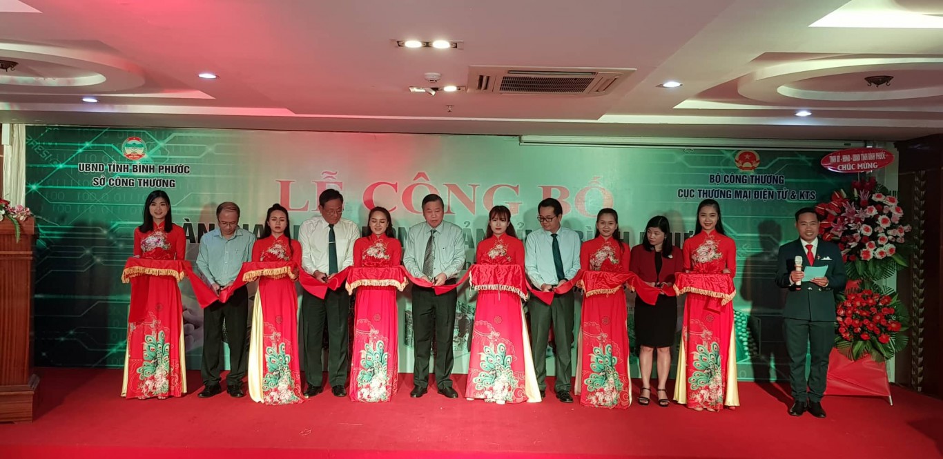 Các đại biểu cắt băng khai trương sàn giao dịch nông sản tỉnh Bình Phước