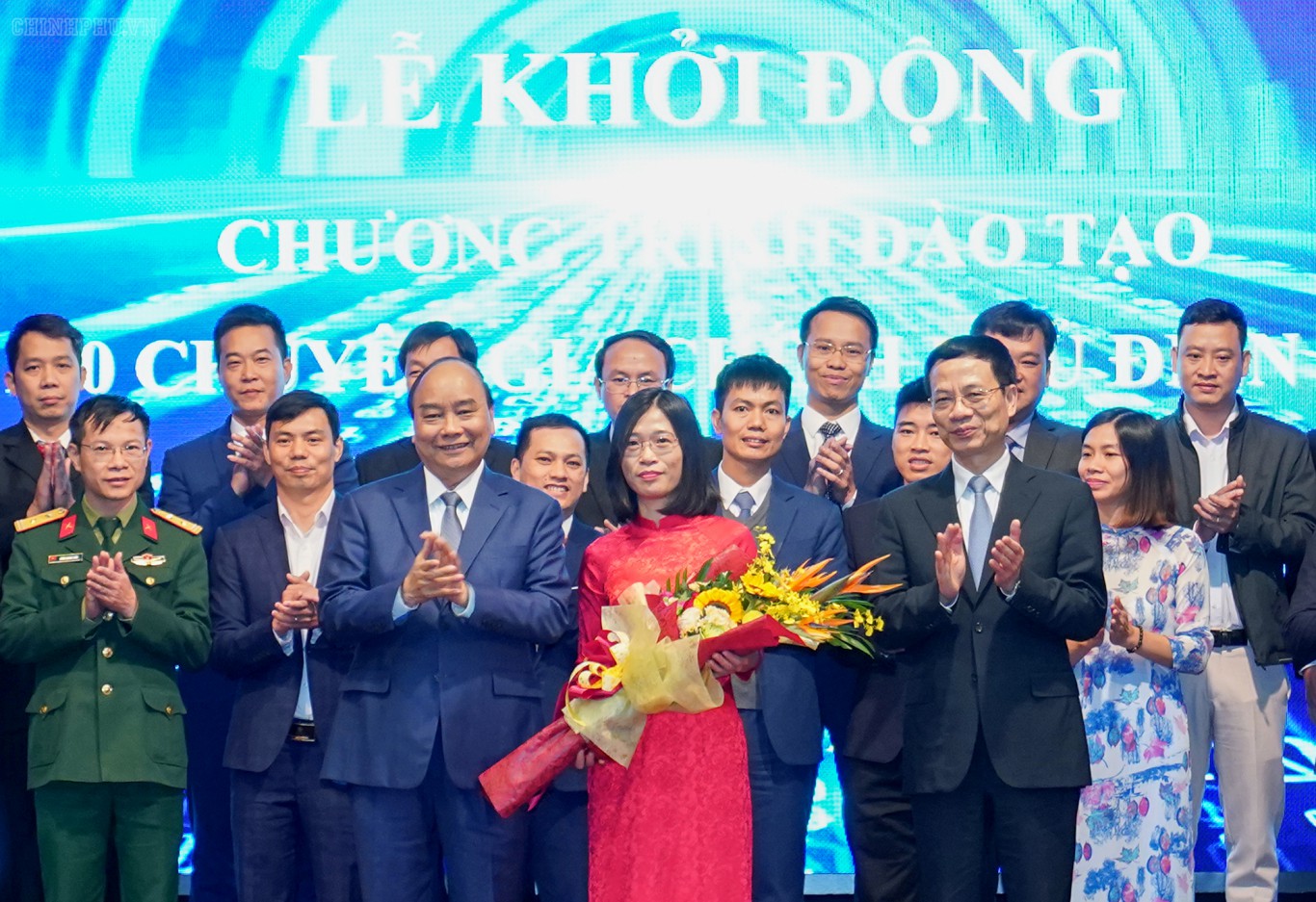 thu tuong du le khoi dong dao tao 100 chuyen vien cp dien tu