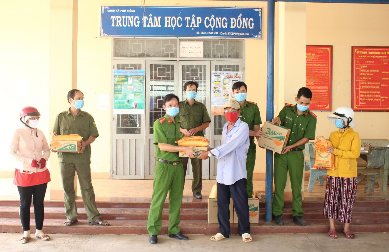 trao qua cho nguoi kho khan pr