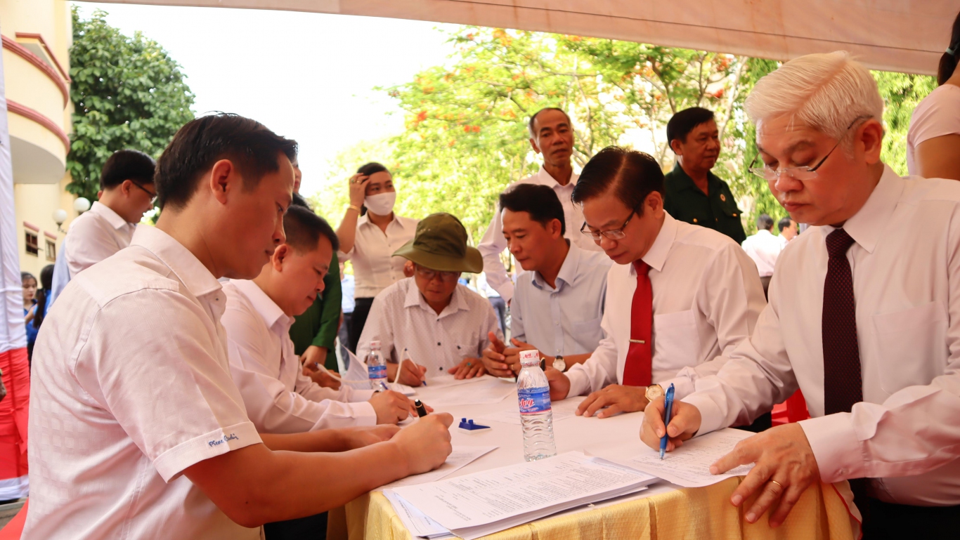 cac dong chi lanh dao tham gia hien mau tinh nguyen 1