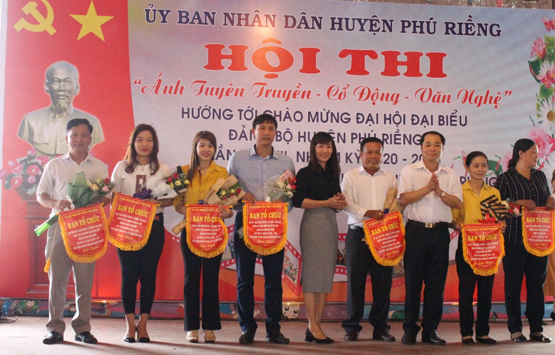 tang qua cho hs dong phu 1
