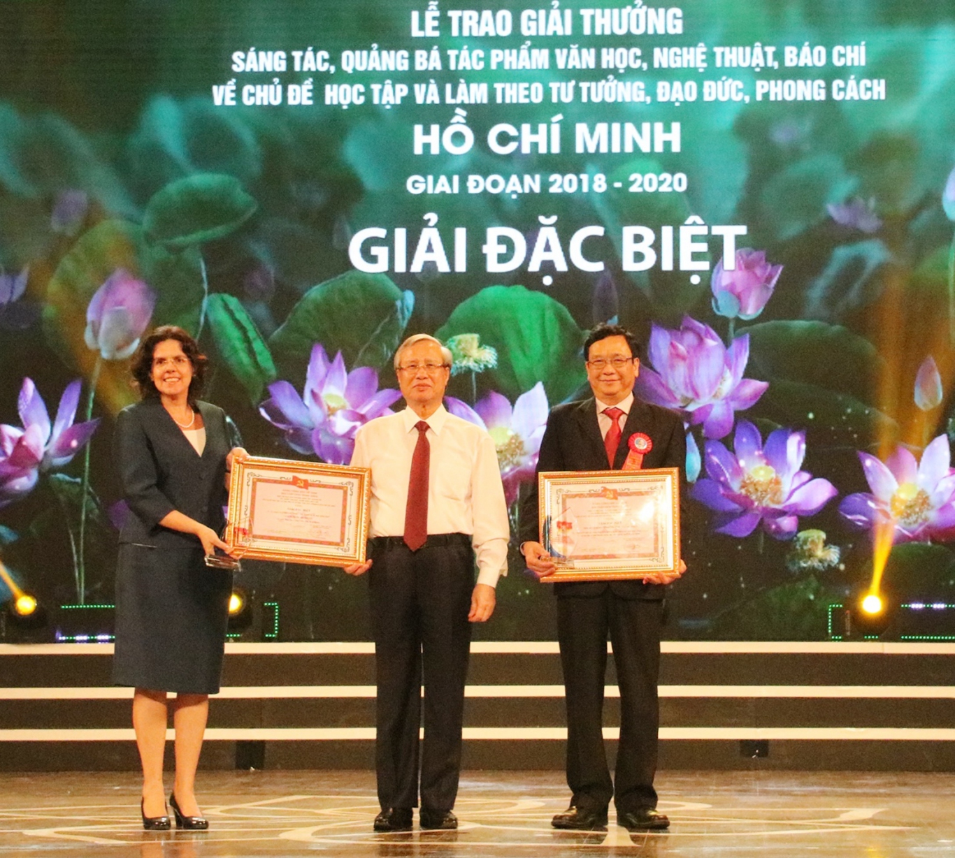 trao giai