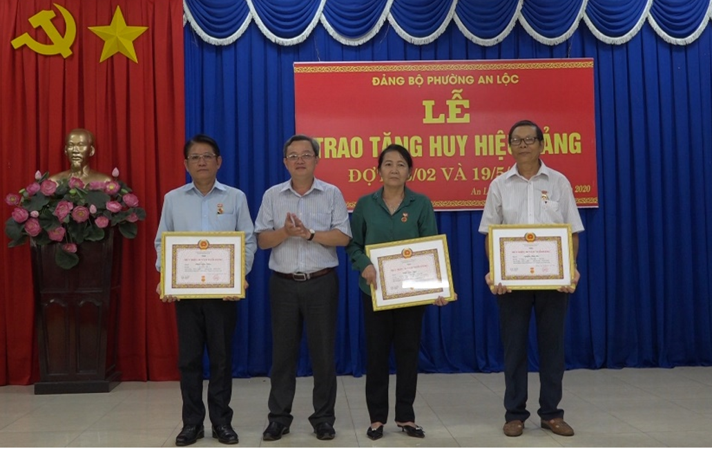 trao huy hieu dang