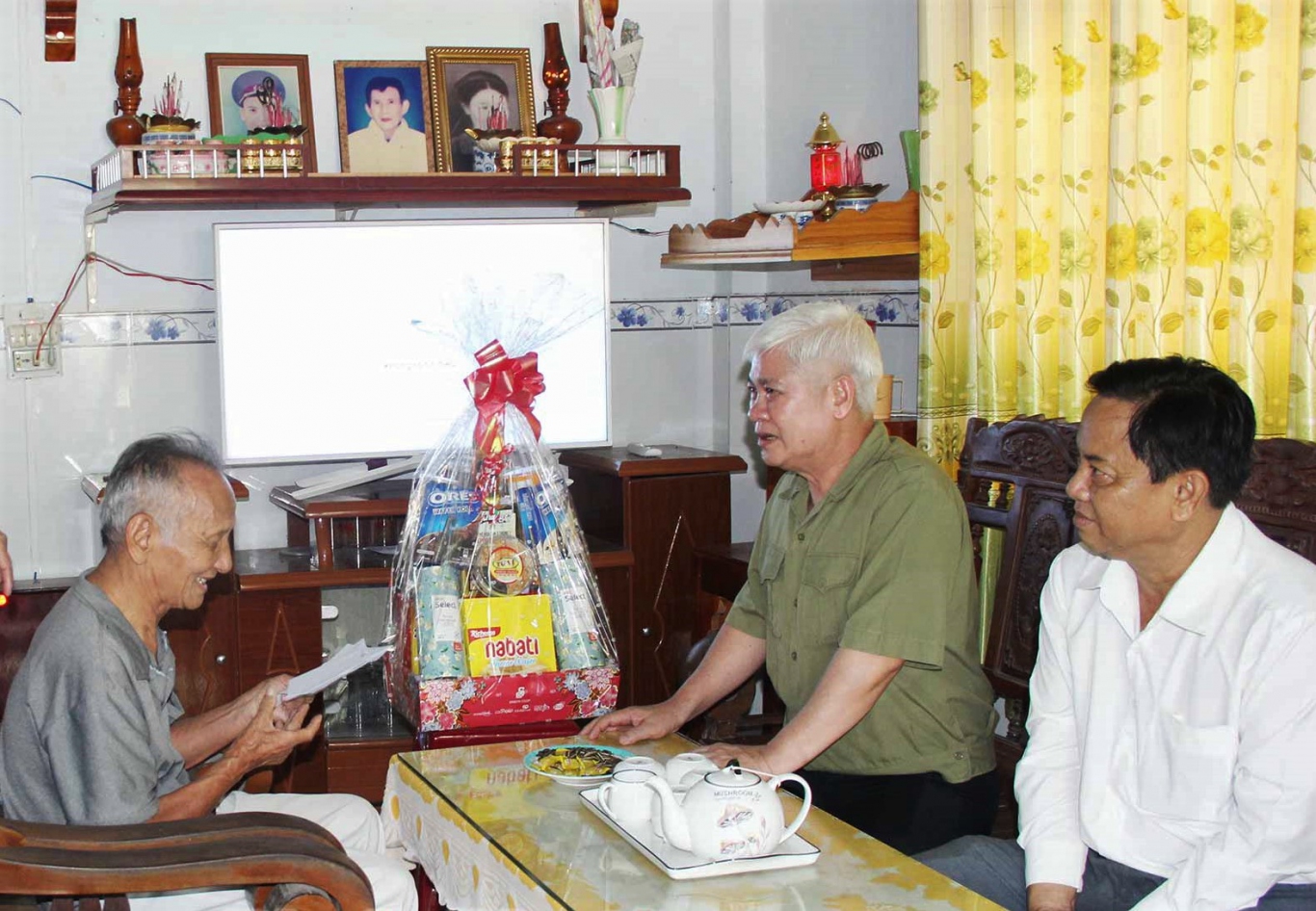 bi thu tham gia dinh chinh sach
