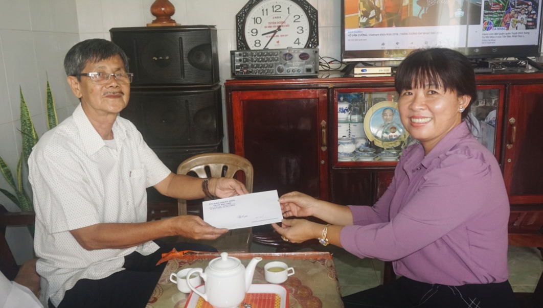 binh long tham tang qua gia dinh chinh sach
